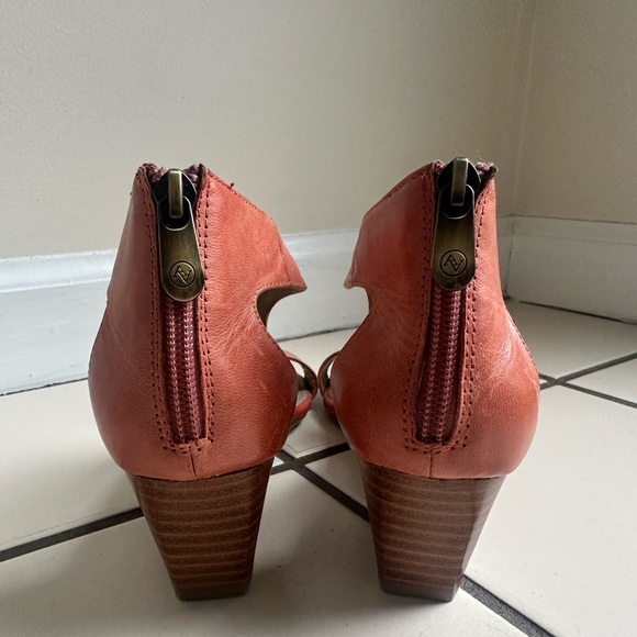 Adrienne Vittadini Peach Sandals- Size 7.5 - Picture 5 of 12